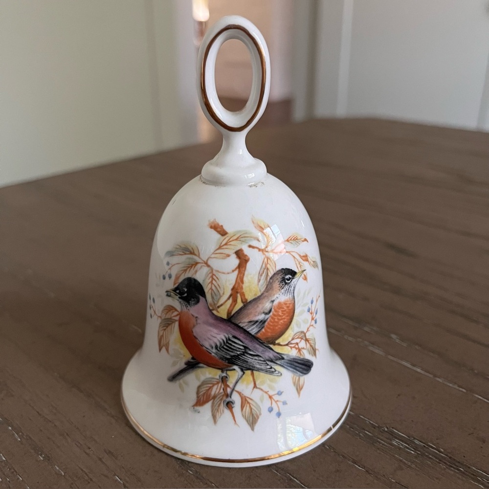 Queen’s Rosina Fine Bone China Collector Bell Birds of America Series 1 Robins